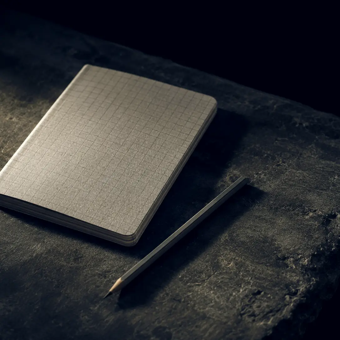 Carnet à grille et crayon